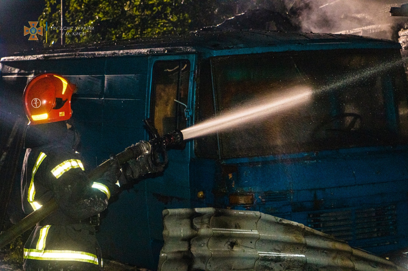 В Киеве произошел масштабный пожар: огонь перекинулся на стоявшие около дома три автомобиля
