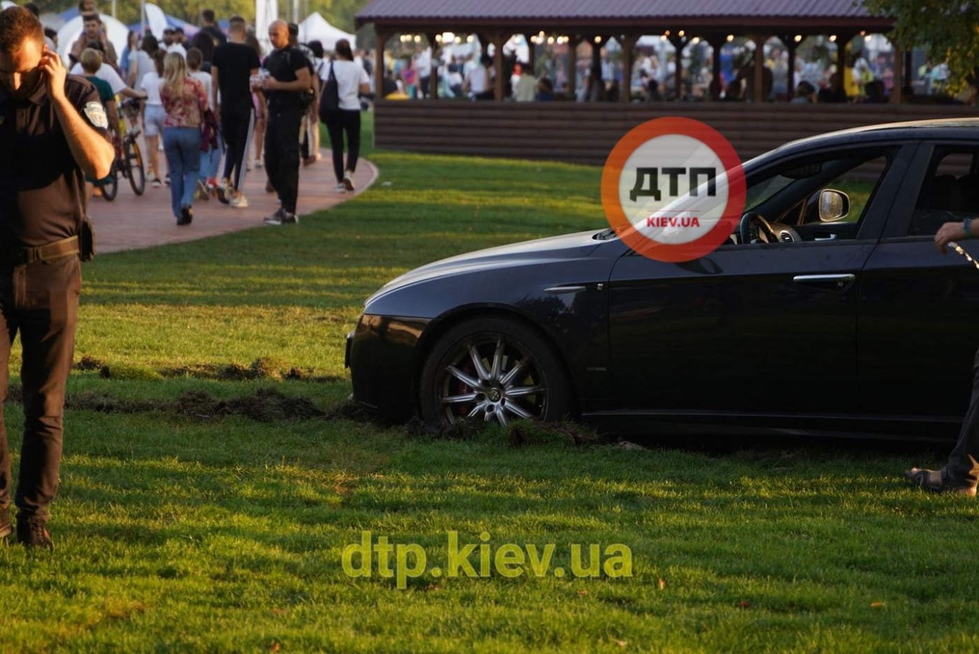 В Киеве водитель припарковался на газоне и не смог выехать
