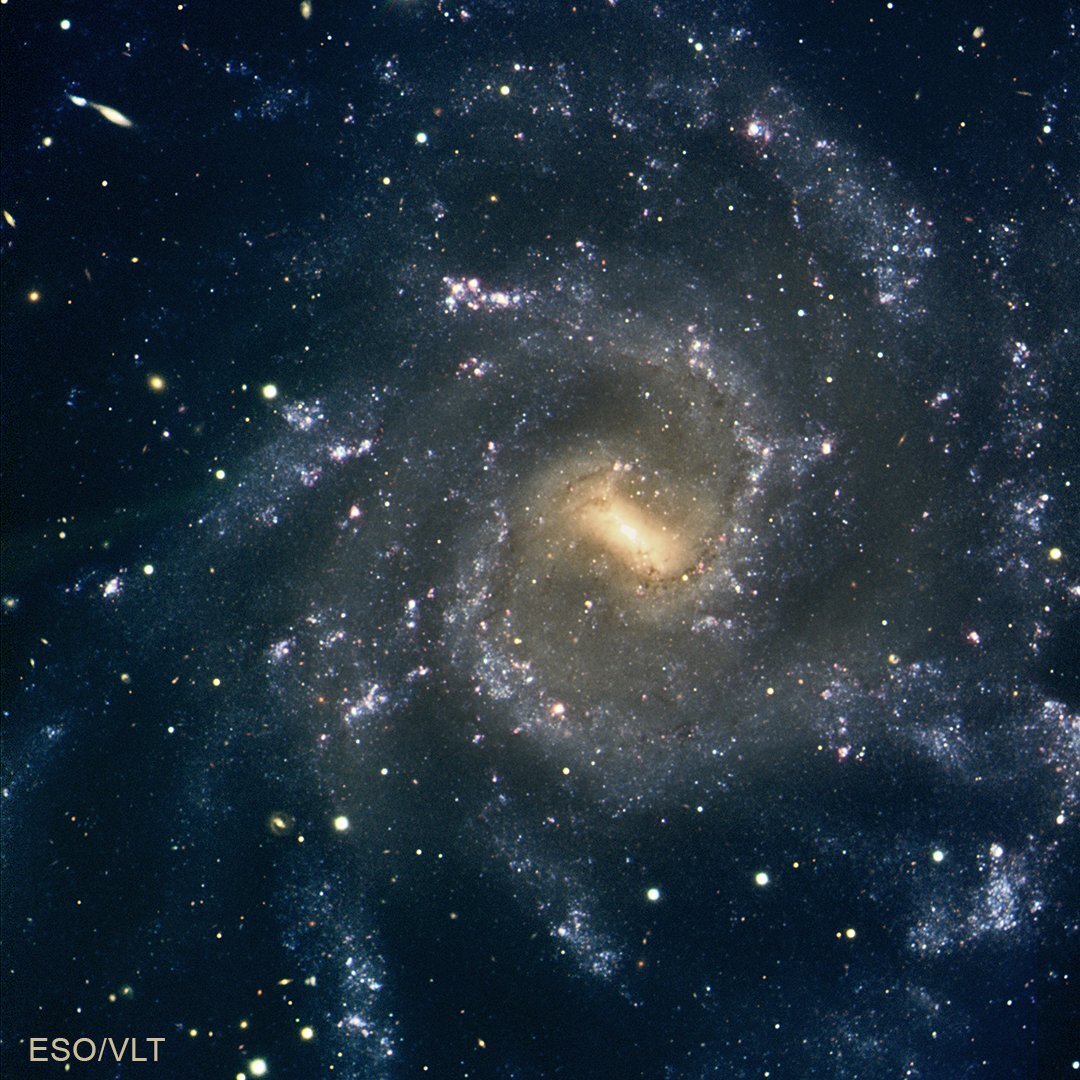 Телескоп NASA сделал снимок скопление галактик в созвездии Журавль