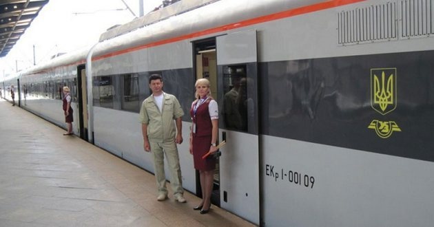 "Укрзализныця" начала продавать билеты на все поезда через Viber и Telegram