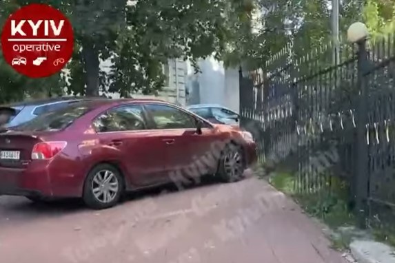Пешеходы должны исчезнуть как класс: в Киеве тротуары стали местом для парковки авто