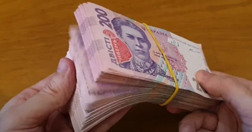 В Украине банкоматы выдают фальшивые гривны: как отличить подделку