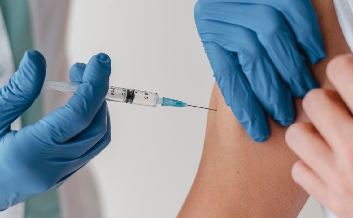 В Украине двумя дозами вакцины против COVID-19 привили 14,15% населения