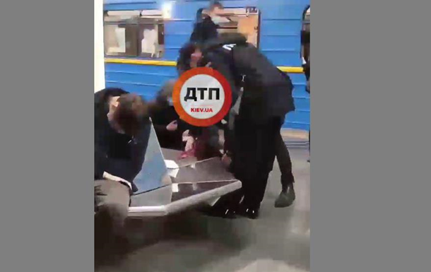 В метро Киева в вагоне ранили пассажира