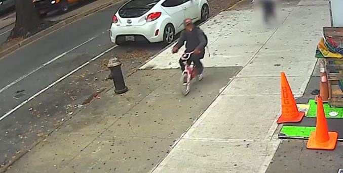 Вор ограбил малышку и сбежал на ее розовом детском велосипеде