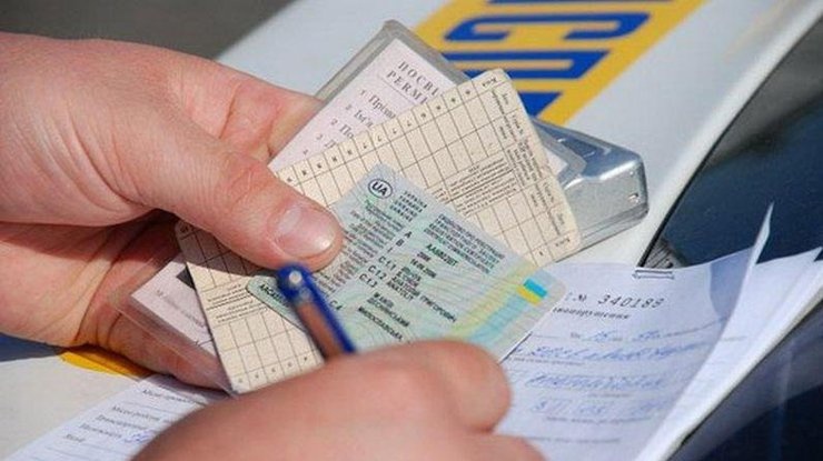 Часть водителей в Украине будут штрафовать за езду на "механике": кому это грозит