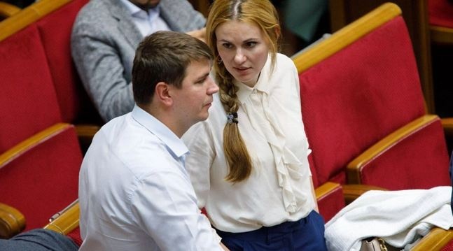 Скороход, прощаясь, поцеловала Полякова на похоронах, мать нардепа с трудом  выдержала