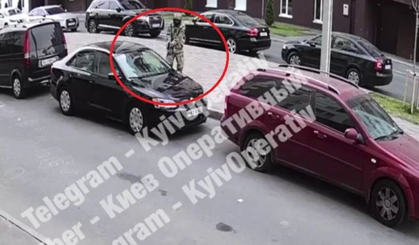 Мужчина в камуфляже стрелял в Киеве по автомобилю с детьми