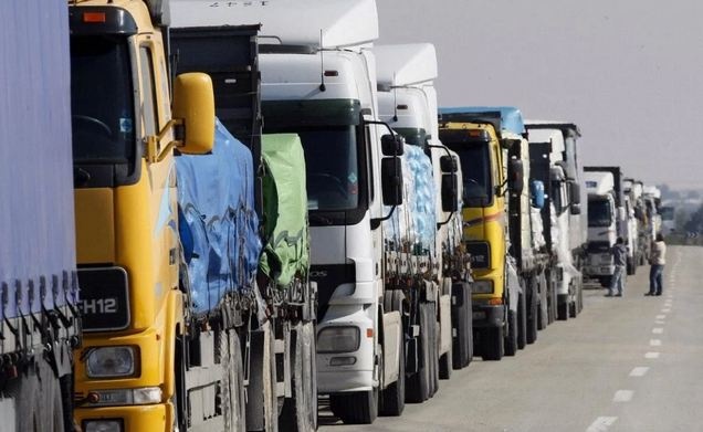 РФ устроила "блокаду" Донбассу:  десятки фур с продуктами не пускают через границу