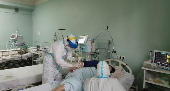 Госпитализировали 4947, заболели свыше 13,6 тыс. человек: статистика за сутки в Украине