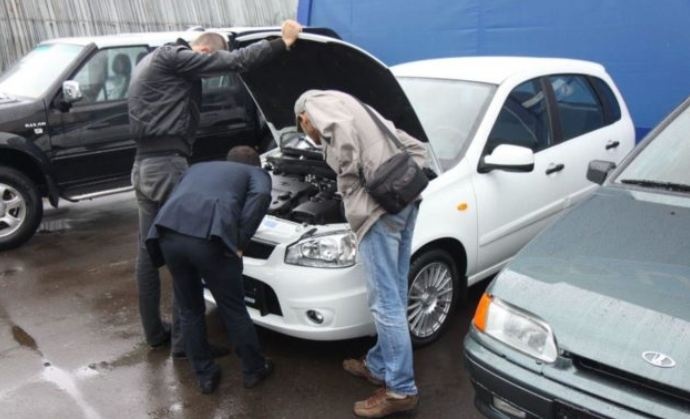 В Украину массово везут старые иномарки: владельцев авто предупредили о новом налоге