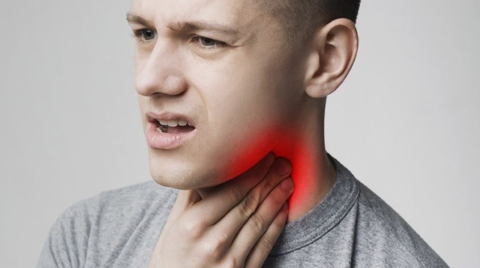 Неочевидный симптом: врач рассказала, почему возникает комок в горле