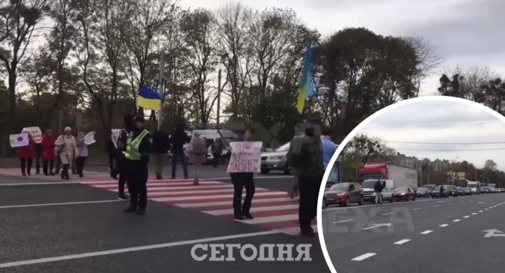 Водители матерятся, а протестующие требуют: под Харьковом бессрочно перекрыли трассу