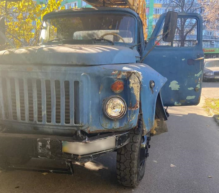 Пьяный водитель автокрана устроил ДТП в Киеве и пытался скрыться от свидетелей аварии