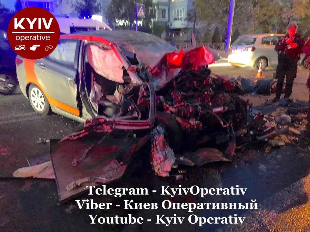 Смертельное ДТП в Киеве: Hyundai на большой скорости въехал в грузовик