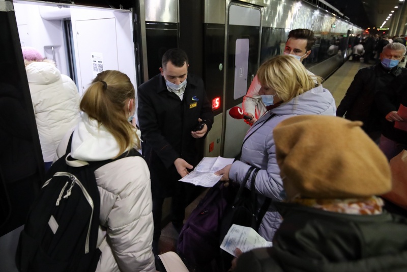 Из-за проверки у пассажиров ковид-сертификатов на вокзале Киева задерживается отправка поездов