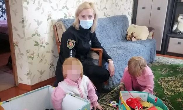 Пока мать была в больнице отчим выгнал из дома трех детей - 3 и 7 и 10 лет