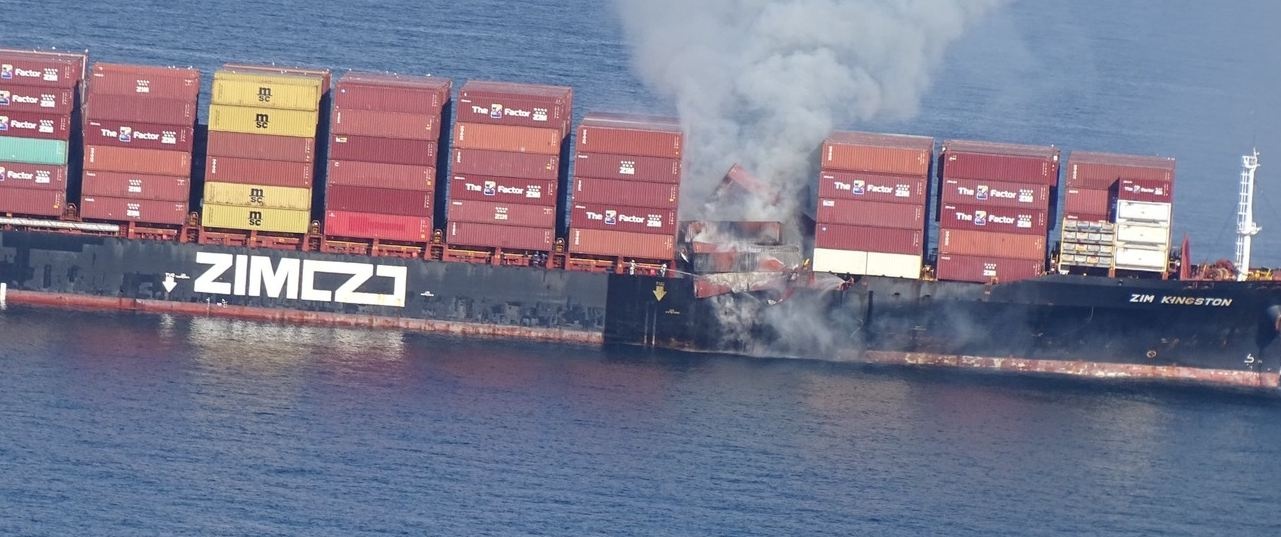 У берегов Канады вспыхнул масштабный пожар на судне с химикатами