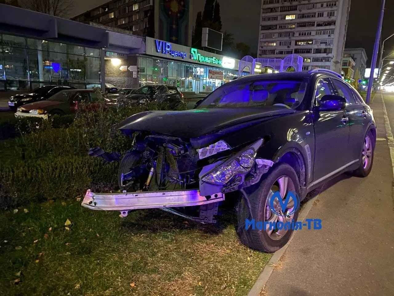В Киеве Infinity протаранил отбойник: водитель и пассажиры уехали с места аварии на другом авто