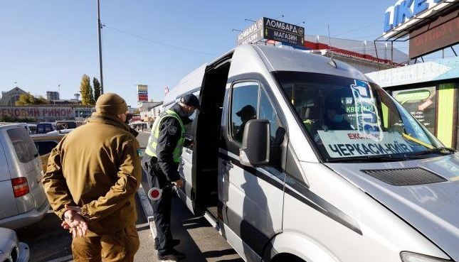 До 34 000 гривен: с водителей сняли штрафы и переложили на пассажиров без COVID-документов