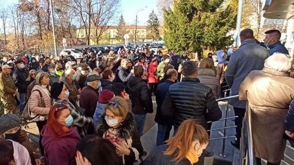 Вырвали двери и ворвались внутрь: протестующие "пришли" к главе Житомиргаза