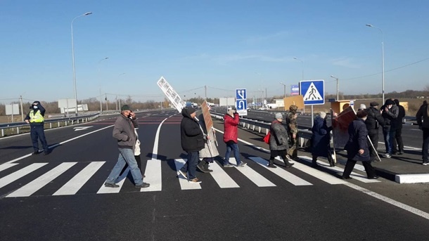 Протестующие против повышения тарифов на газ перекрыли трассу Киев-Харьков