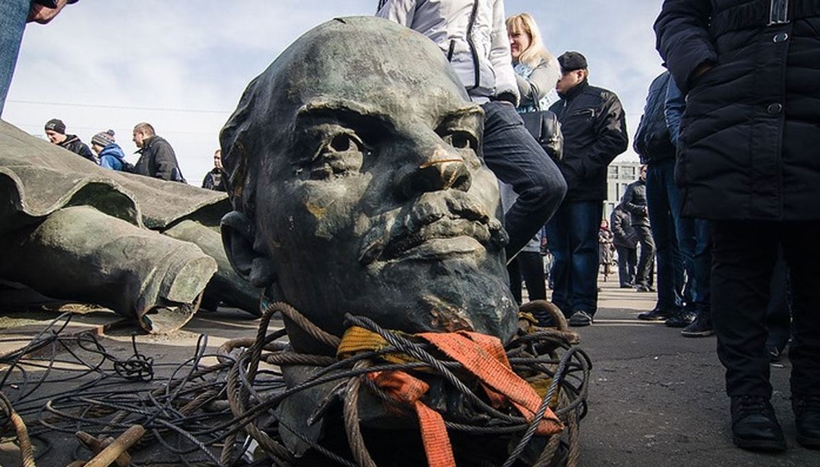 Чапай не устоял, с ним пали комсомольцы и советский генерал: в Украине появились неизвестные борцы с памятниками