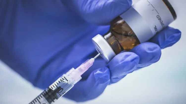 Вакцинация третьей дозой в Украине: кто получит еще одну прививку против коронавируса