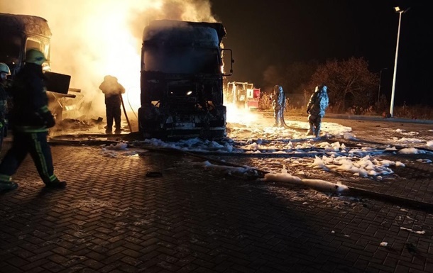 Под Харьковом на АЗС прогремел взрыв: сгорели два грузовика