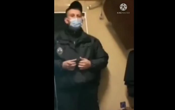 Во Львове полицейские пытались задержать начальника проходящего поезда из-за неправильно надетой маски