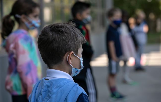 В Украине детей обязали носить маски в общественных местах