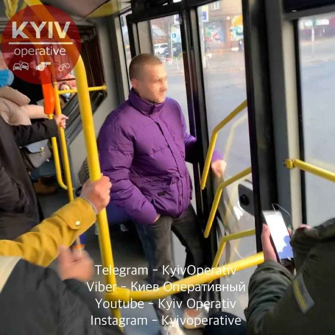 В Киеве "зайцу" зажало руку дверью в троллейбусе