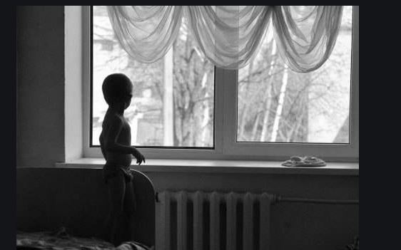 Больной коронавирусом и голодный: во Львове мать оставляла без присмотра 6-летнего ребенка