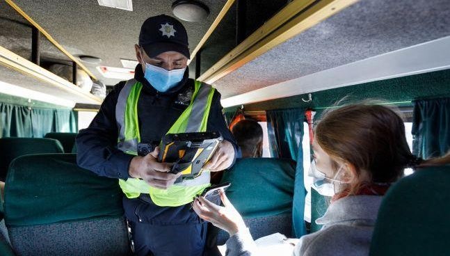 Полиция устроила "облаву" на сертификаты в автобусе посреди поля под Киевом: подробности