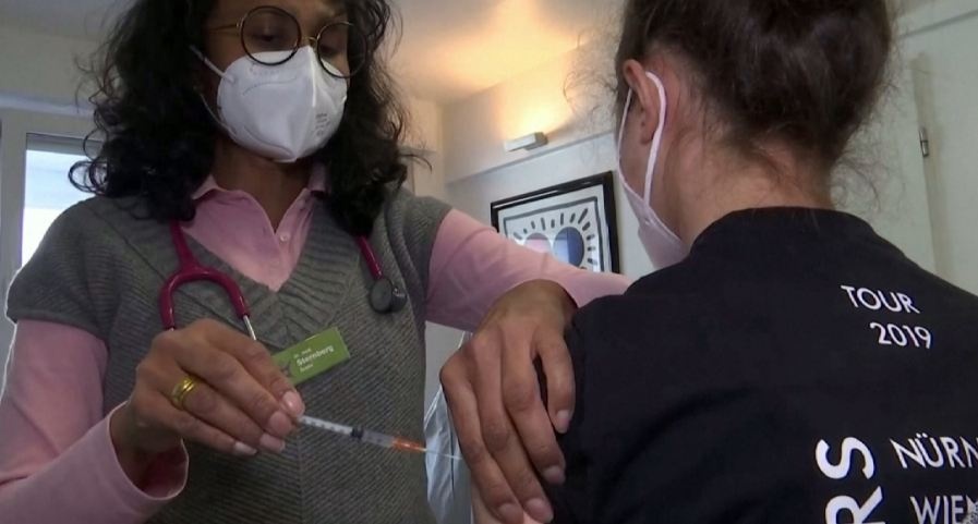 Вакцинация против ковида детей 12-17 лет одобрена в Украине: названо условие