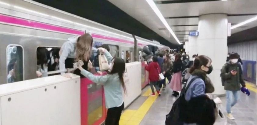 Полтора десятка человек ранены: в токийском метро мужчина с ножом напал на пассажиров