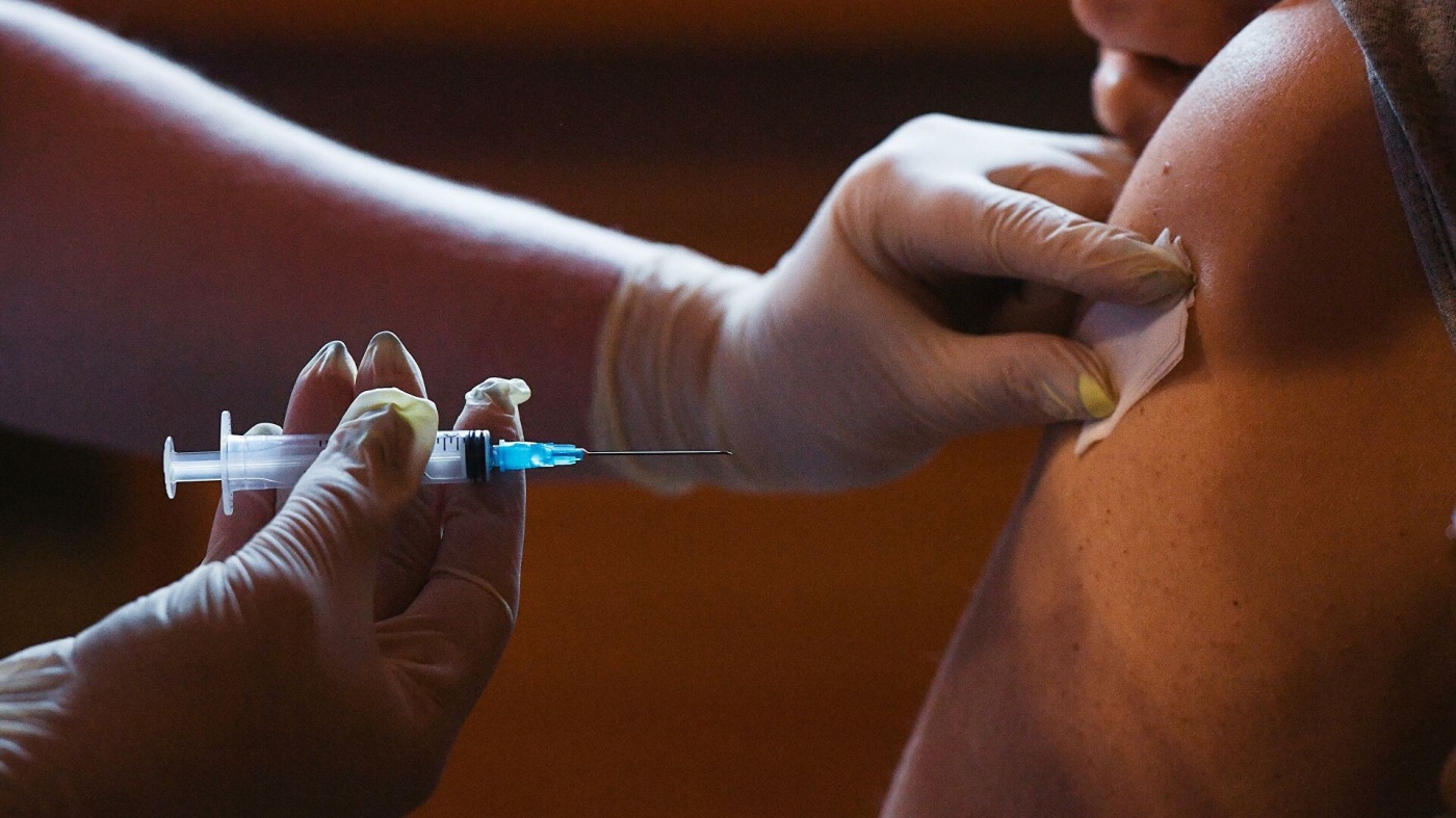 В США допустили возможность введения четвертой дозы вакцины против коронавируса