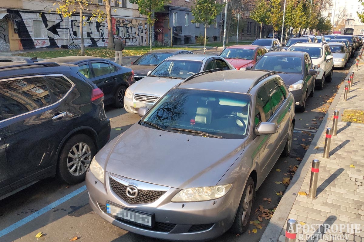 "Красный" Киев: в центре столицы водители паркуются в три ряда
