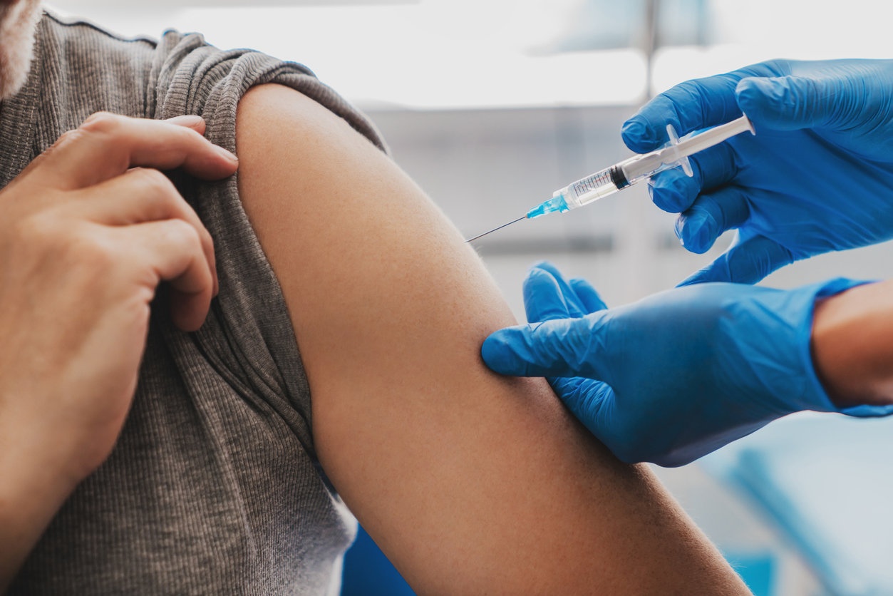 Могут ли вакцинированные от коронавируса заражать окружающих: медики провели исследование