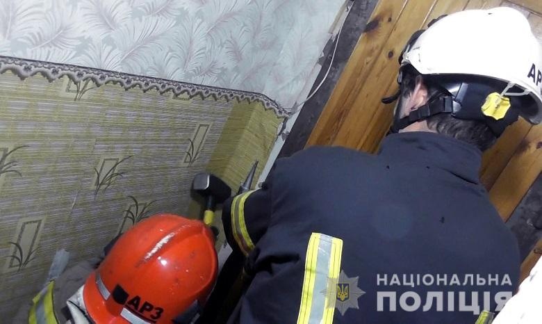 Затолкал к себе в квартиру: в Киеве 61-летний мужчина взял в заложницы 20-летнюю девушку