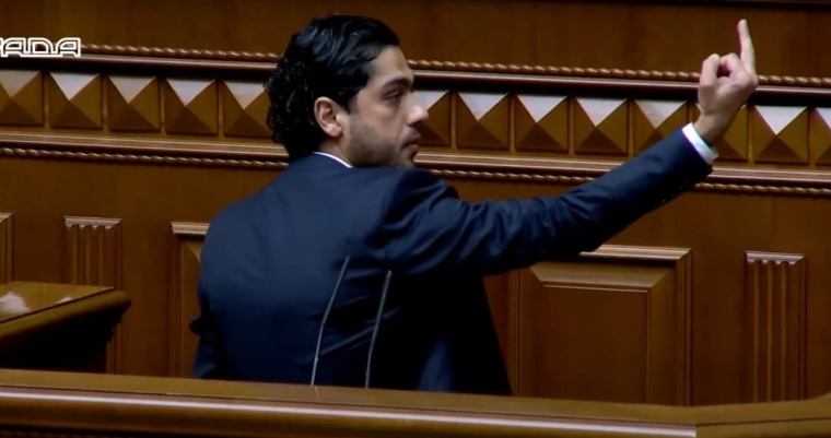 Средний палец президенту: Лероса собираются отстранить от пяти заседаний парламента