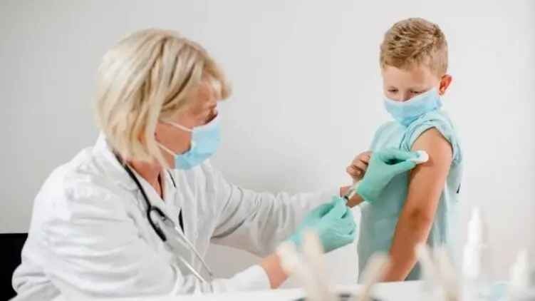Привившимся от коронавируса детям будут платить по $100