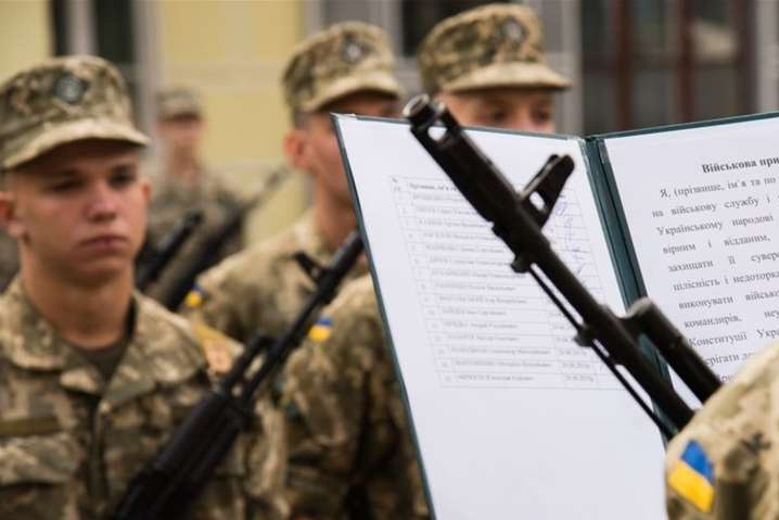 Украина может отказаться от военного призыва - Резников