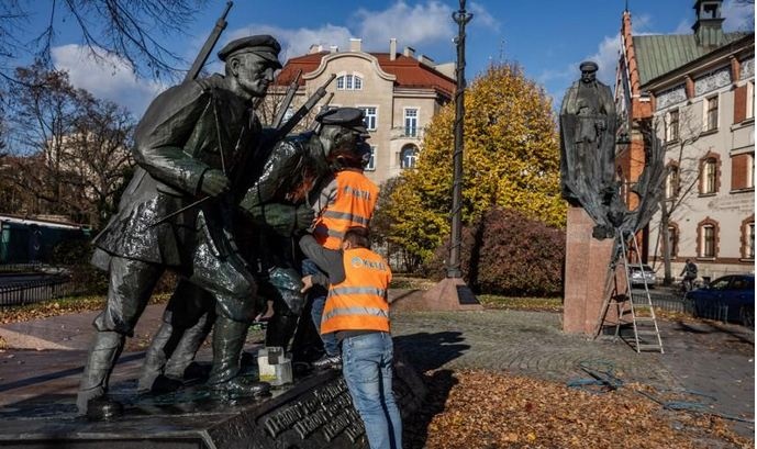 Памятник Пилсудскому в Кракове покрасили в сине-желтый цвет: подробности
