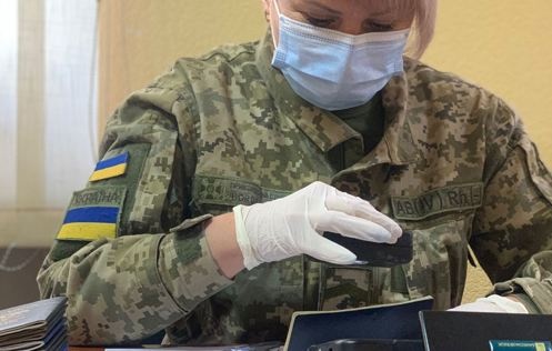 Выдавали себя за женщин: в Украину не пустили иностранных моряков с поддельными паспортами