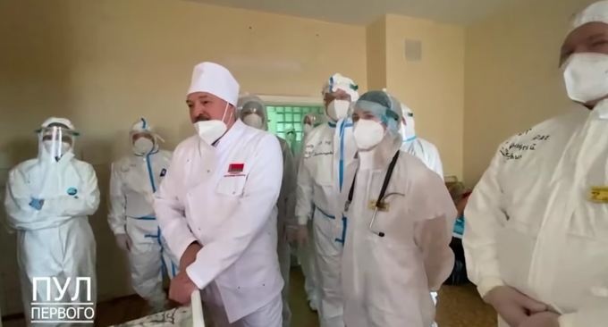 "Живой я": Лукашенко скинул маску в COVID-больнице