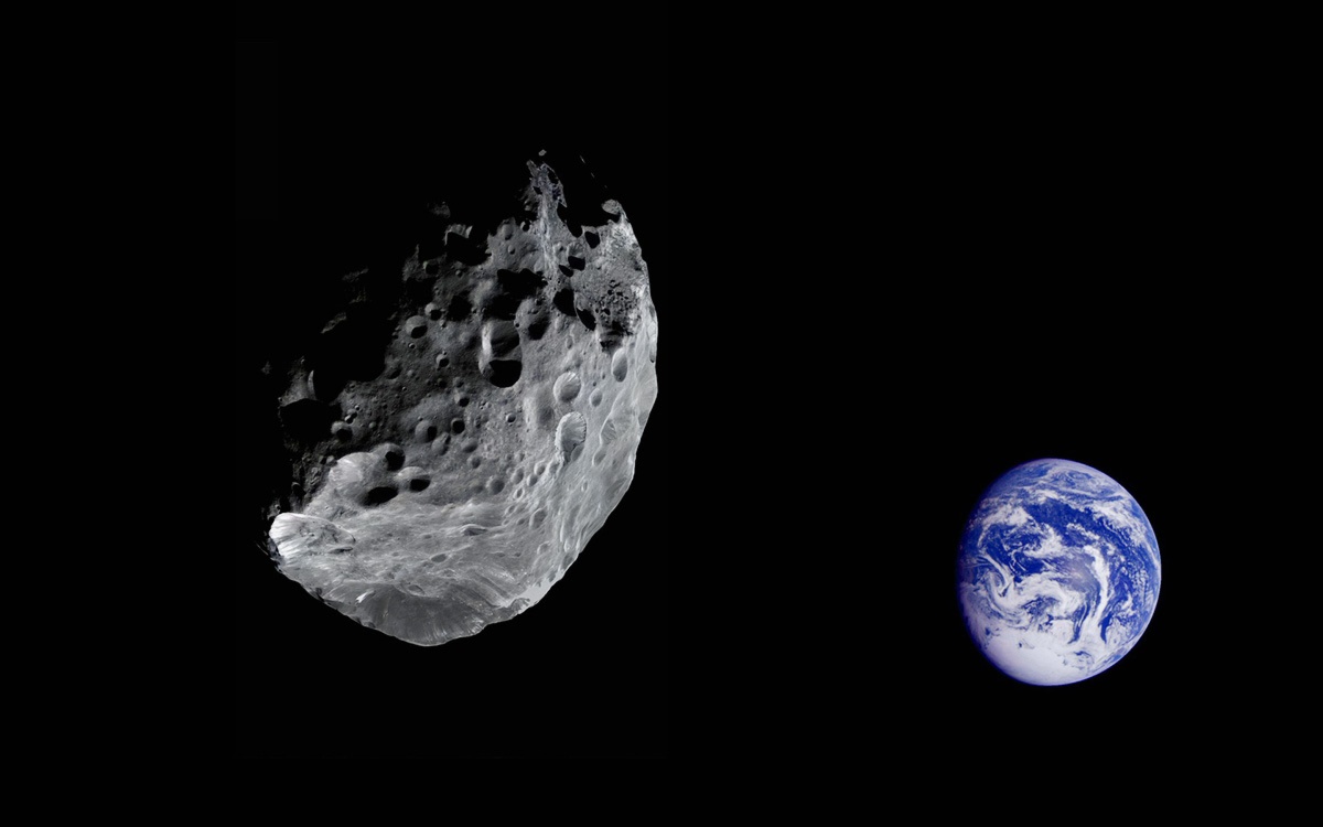 К Земле приближается потенциально опасный 330-метровый астероид