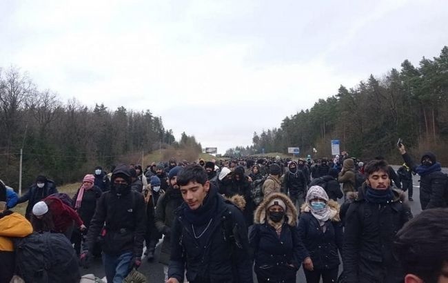 По Беларуси огромная колонна мигрантов движется к границе с Польшей