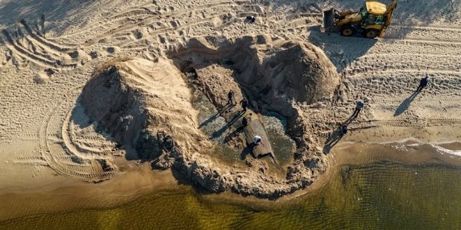 В Латвии на пляже нашли остатки затонувшего судна, длиной 12 метров