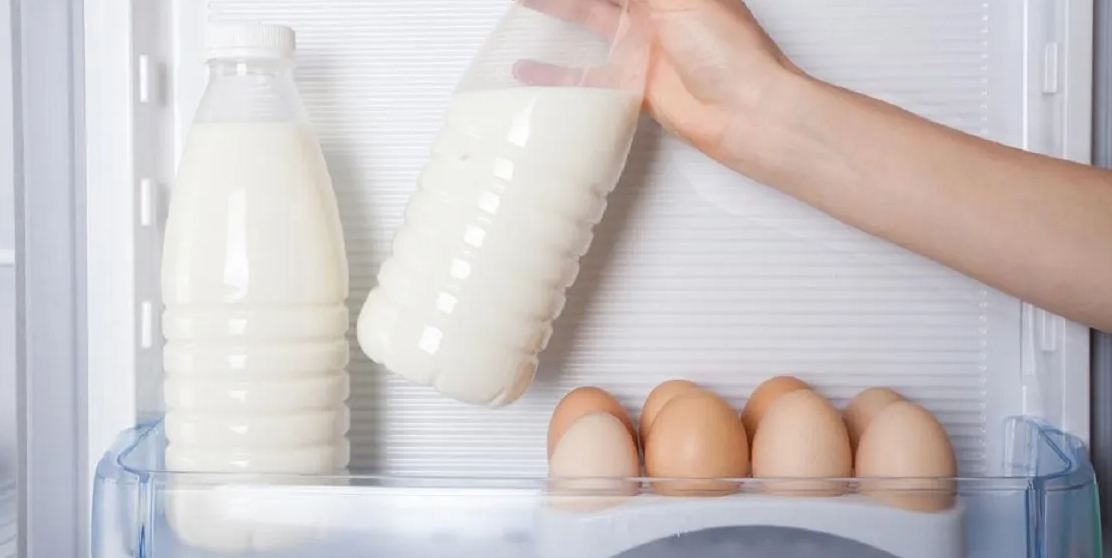 Молоко в холодильнике: где лучше хранить, и почему на полке двери - плохая идея